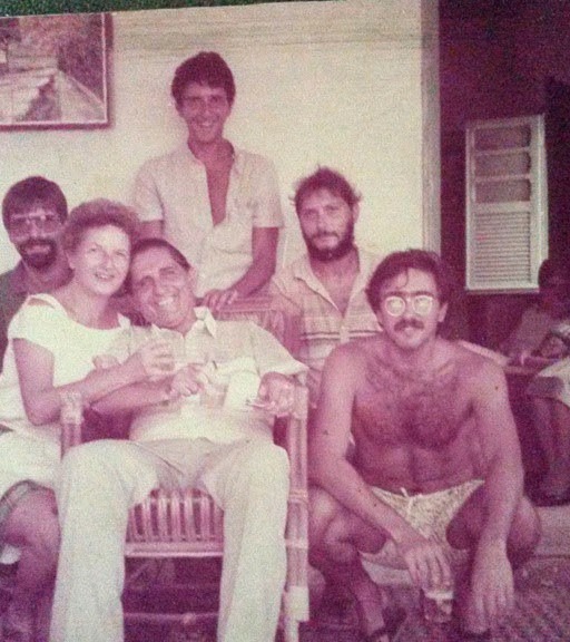 Vô Waldir e vó Theresa com os quatro filhos, na varanda da roça.