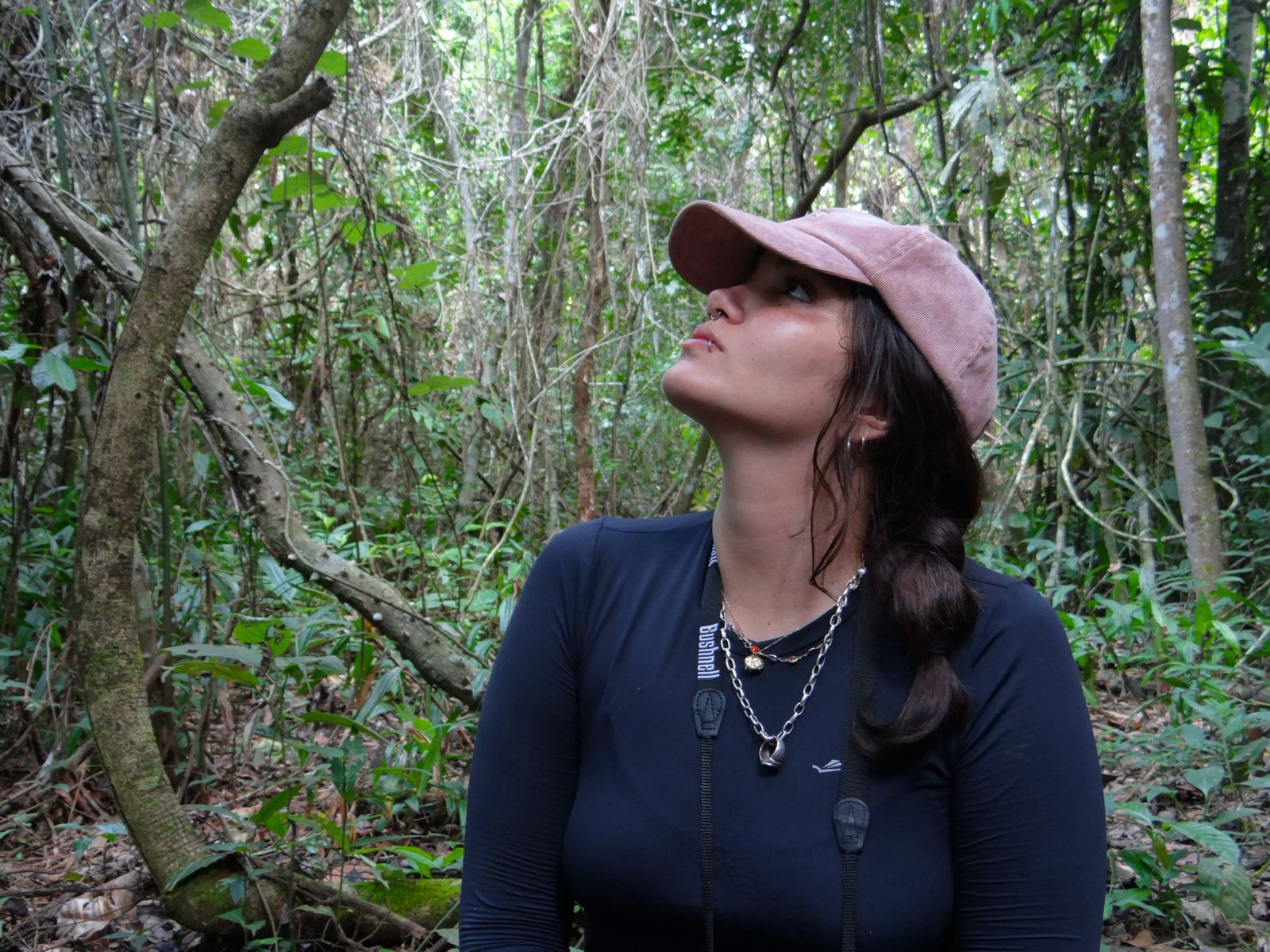 Bárbara Antonucci de Almeida em campo, observando o dossel da floresta