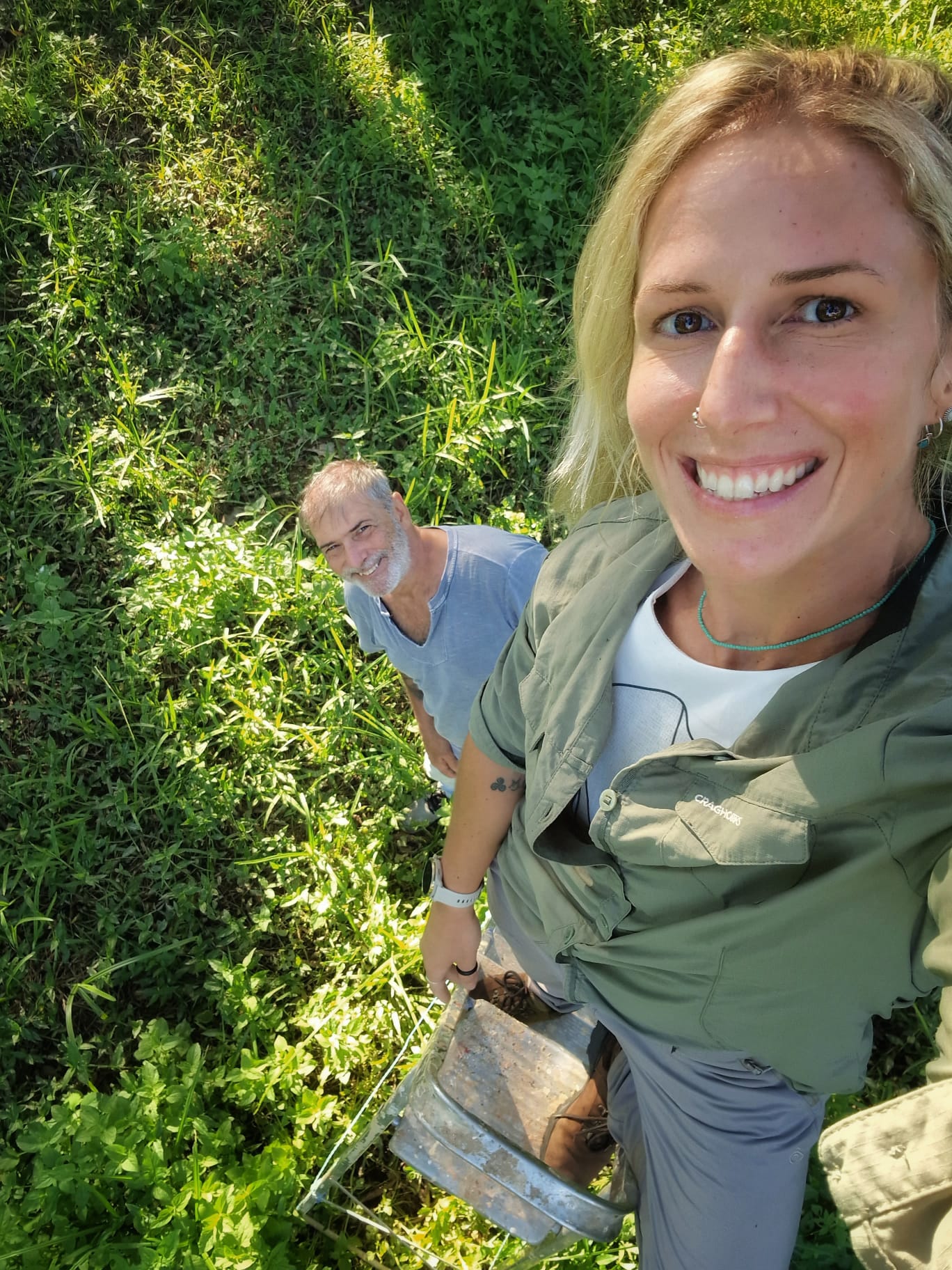 Josie e seu pai Sergio Ferreira de Carvalho instalando uma câmera trap no alto de uma árvore