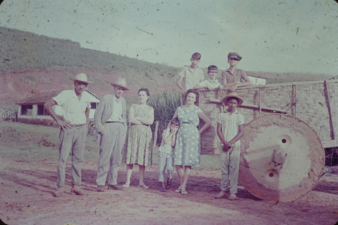 Thomaz, Martha, Theresa e familiares no sítio — registro do cotidiano da roça.